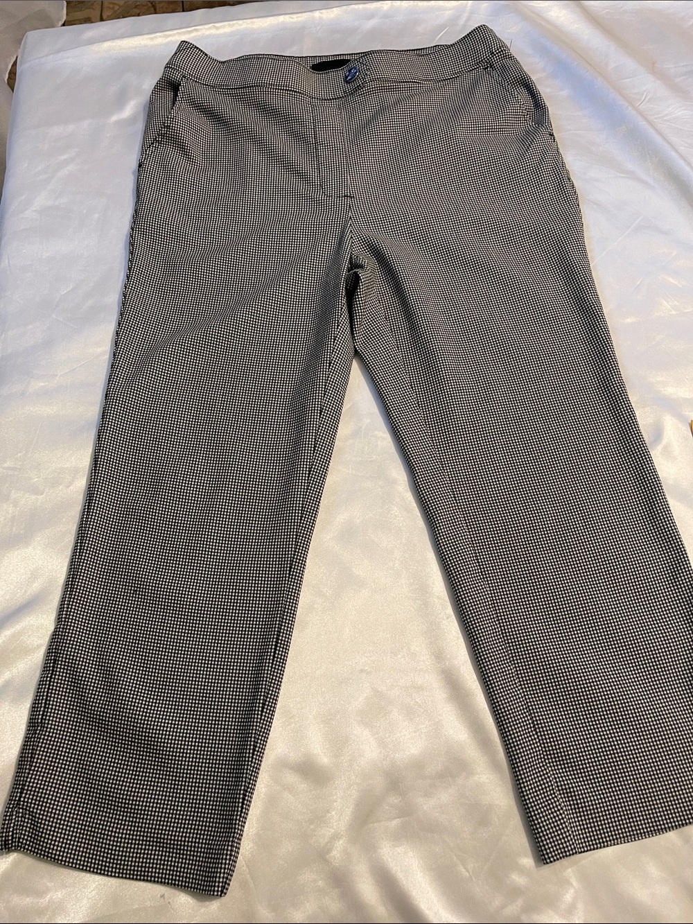 Rafaella Black and White Houndstooth Capri Pants